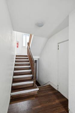 Treppenhaus - Mehrfamilienhaus, Wohnhaus mit 252,40 m² in Stuttgart / Bad Cannstatt zum Kaufen