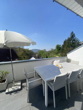 Balkon mit Blick auf Kaiser - 5 Zimmer Etagenwohnung zur Miete in Porta Westfalica