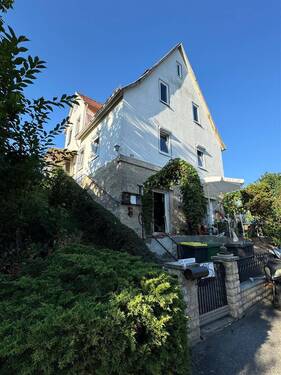 seitliche Vorderansicht - 8 Zimmer Einfamilienhaus in Coburg