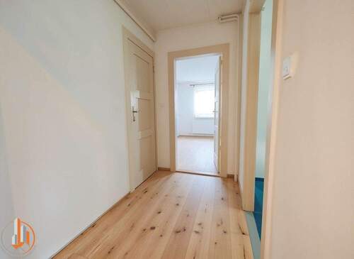 Flur 2 - (KI generiert) - 