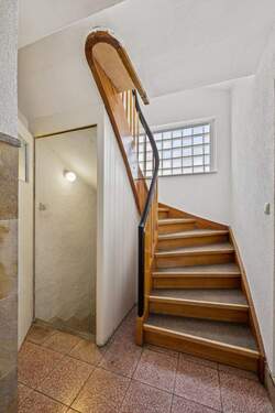 Treppe - Einfamilienhaus mit 100,00 m&sup2; in Stuttgart zum Kaufen