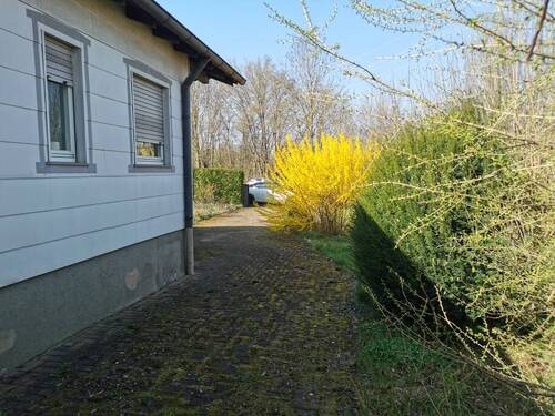 Zufahrt zur Garage - Mehrfamilienhaus, Wohnhaus mit 95,00 m&sup2; in Pforzheim zum Kaufen