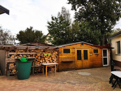 Holzhaus und Holzunterstand - 