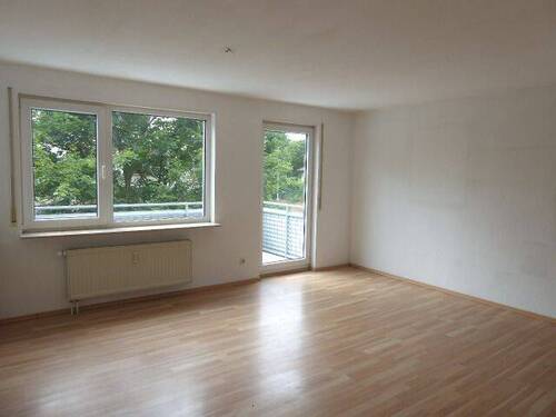 Wohnzimmer - Röpke + Partner Immobilien: Sofort beziehbare 3-Zimmer-Wohnung mit Balkon in Öschelbronn!