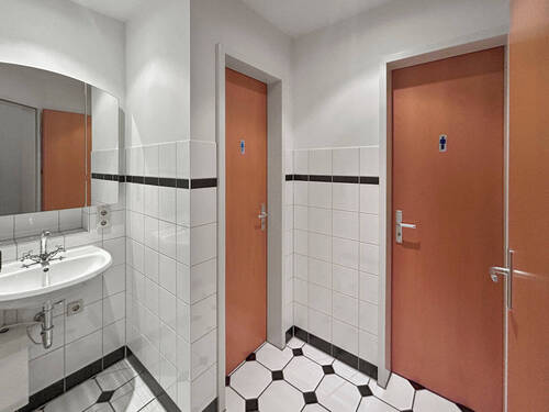 Gefliestes WC mit getrennten Kabinen - 