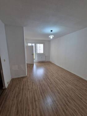 Wohnzimmer - 2 Zimmer Etagenwohnung in Magdeburg