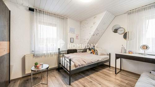 1. OG Schlafzimmer 1 - 