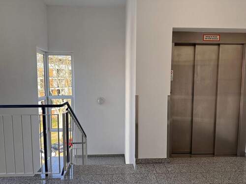 Treppenhaus-Aufzug.JPG - 
