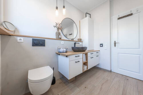 Das komplett renovierte Badezimmer mit Dusche - 