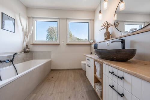 und Badewanne zum Entspannen - 