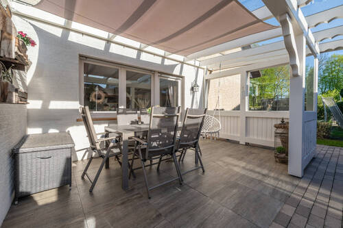 Im Sommer bietet die überdachte Terrasse angenehme Abende - 