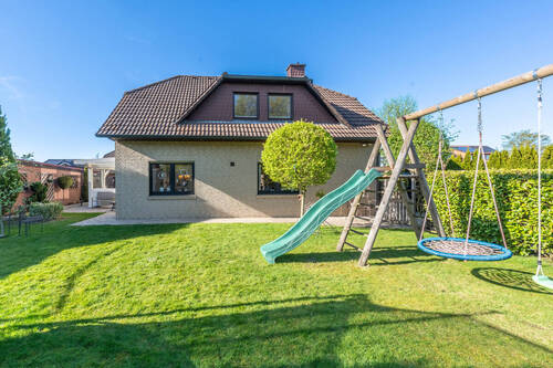 während die Kinder im Garten spielen können - 