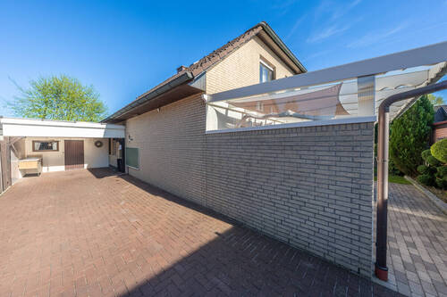 Für Feiern finden Sie eine weitere Terrasse - 