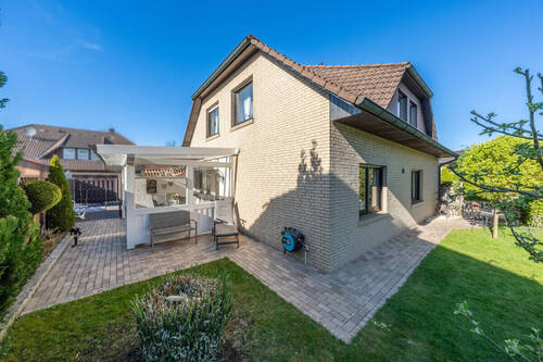 Titelbild - Einfamilienhaus im modernen Landhausstil mit großem Garten