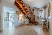 und mündet im warmen Flur mit Massivholztreppe - 5 Zimmer Einfamilienhaus in Bersenbrück