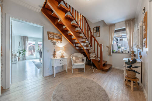 und mündet im warmen Flur mit Massivholztreppe - 5 Zimmer Einfamilienhaus in Bersenbrück