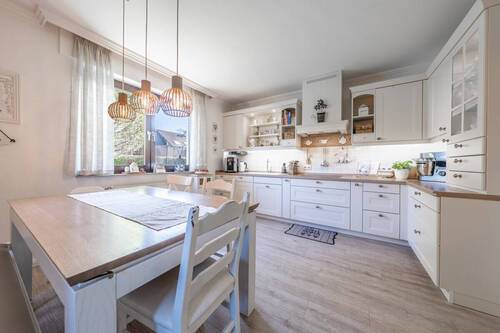 und bietet zusätzliche Platz für einen Tisch - 