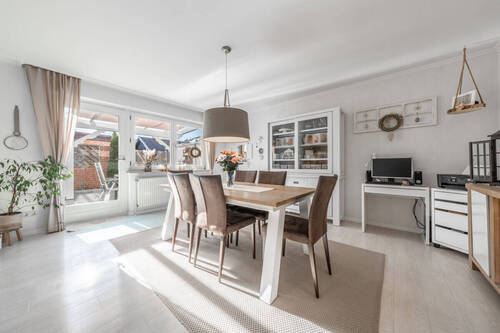 und führt in den Essbereich mit Terrassenanbindung - 