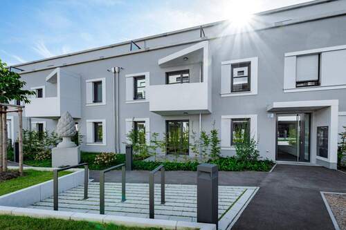 01_Foto Aussenansicht ZGS Haus CD.jpg - Perfekt durchdachte 3-Zimmer Wohnung mit sonnigem Garten, Ankleide und En-Suite-Bad