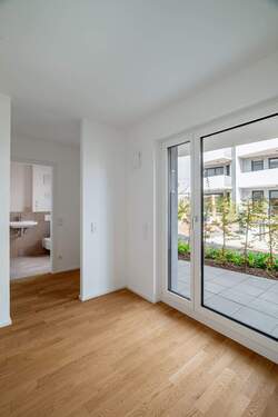 04_vom SZ durch die Ankleide ins Bad_Whg29_ZGS.jpg - Etagenwohnung mit 81,60 m&sup2; in Augsburg zum Kaufen