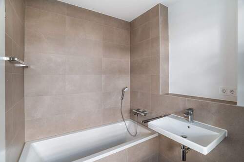 05_Tageslichtbad mit Wanne_Whg29_ZGS.jpg - 