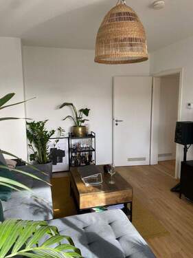 Wohnzimmer - Lichtdurchflutete Wohnung mit zwei Balkonen am Volksgarten