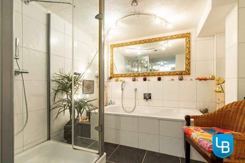 Dusche und Badewanne - 