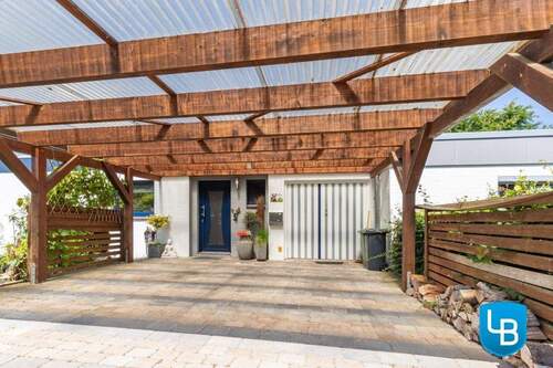Überdachter Eingangsbereich und Carport - 5 Zimmer Bungalow in Schwentinental