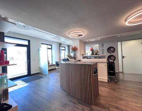 Bild 1 - Friseursalon zur Vermietung - 99 m² in attraktiver Lage in Landshut Berg!