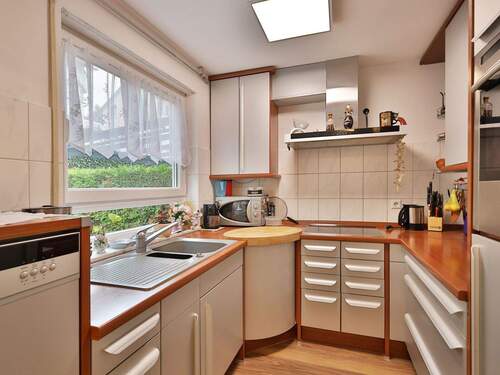 Helle Küche mit Blick auf die Terrasse - 