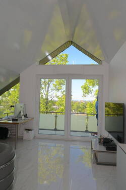 Wohnbereich - Aussicht, Natur und Design: exquisite 3-Zimmer Dachgeschosswohnung in Freiburg St. Georgen