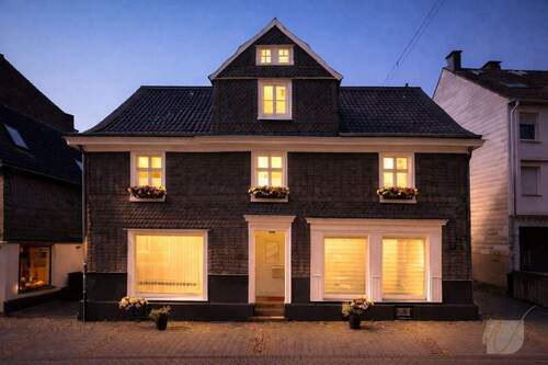 Hausansicht - 8 Zimmer Mehrfamilienhaus, Wohnhaus zum Kaufen in Solingen / Wald