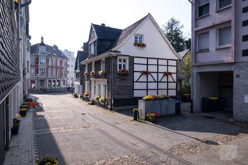 Hausansicht - 8 Zimmer Mehrfamilienhaus, Wohnhaus in Solingen / Wald