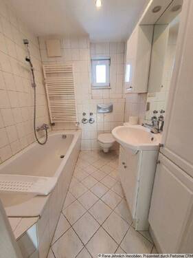 Bad mit Wanne - 