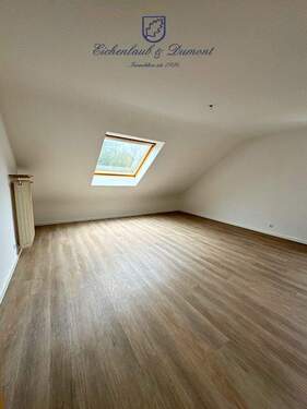 Wohn- & Esszimmer - Renovierte 4 ZKB-Dachgeschosswohnung in zentraler Lage Rastpfuhl