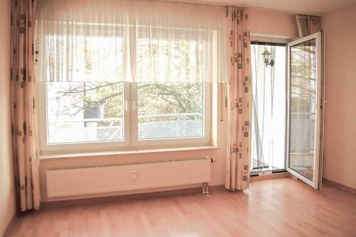 Wohnzimmer mit Balkon - 