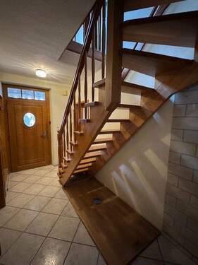 Flur im EG mit Treppe zum DG - 