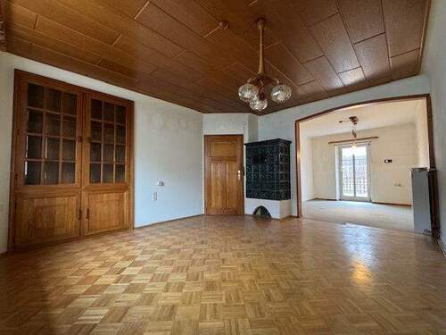 Wohnzimmer mit Blick zum Esszimmer - 