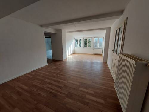 das Wohnzimmer - 3-Zi.-DG-Whg. mit offener Küche u. Tageslichtbad zu vermieten