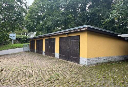 Garagen - 1 Zimmer Mehrfamilienhaus, Wohnhaus in Crinitzberg