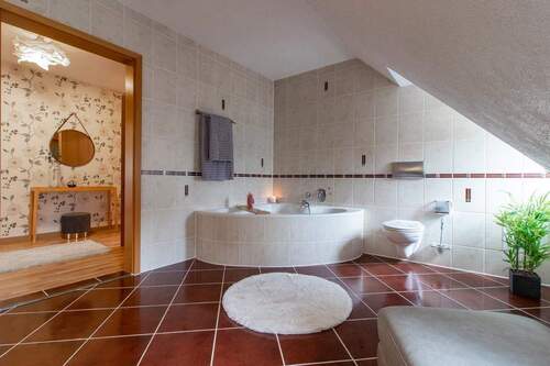 Badezimmer, Blick auf Badewanne (Dachgeschoss) - 