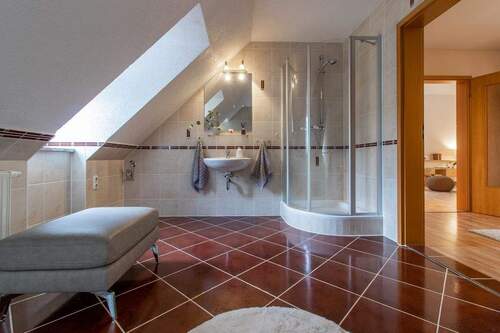 Badezimmer, Blick auf Dusche (Dachgeschoss) - 