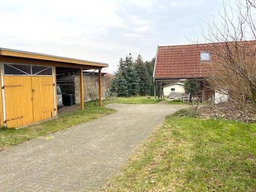 Auffahrt/ Carport/ Garage - 