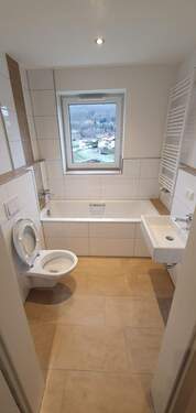 Tageslichtbad mit Badewanne
- 