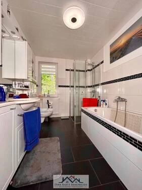 Bad mit Wanne - 