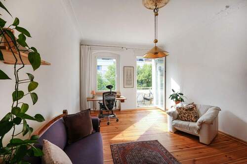 Wohnzimmer mit Zugang zum Balkon - Etagenwohnung mit 86,00 m² in Berlin zum Kaufen