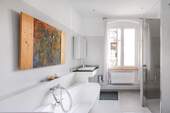 Tagesbelichtetes Bad mit Wanne und Dusche - 