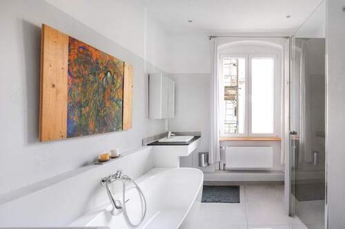 Tagesbelichtetes Bad mit Wanne und Dusche - 
