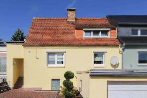 Außenansicht mit Garage - 