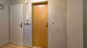 Flur mit Eingangstür + Bad - 
